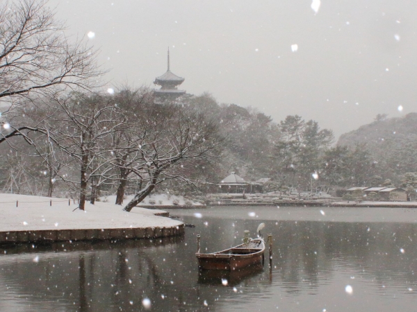 雪の外苑（三重塔と舟）