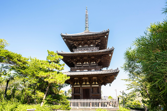 大池に架かる観心橋から望む三重塔。