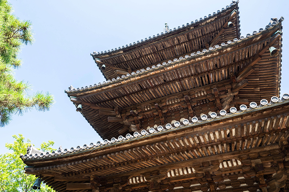 大池に架かる観心橋から望む三重塔。