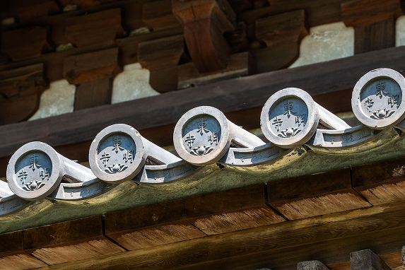 大池に架かる観心橋から望む三重塔。