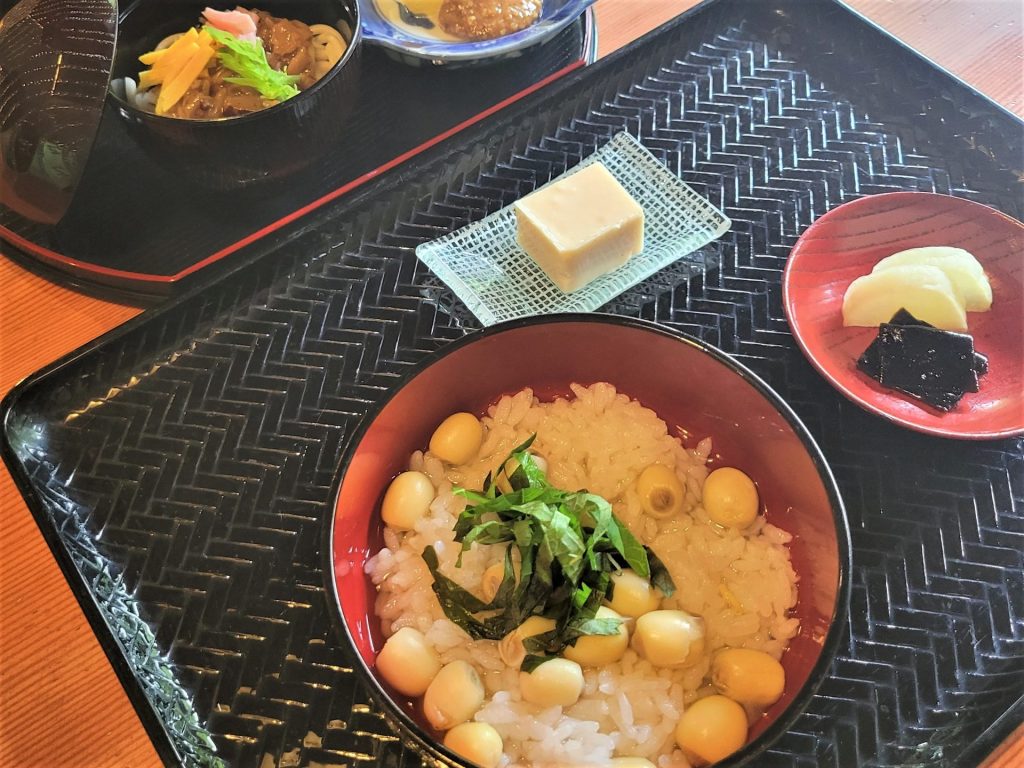 原 三溪 考案の「蓮華飯」を園内の茶店 待春軒(たいしゅんけん) で味わう